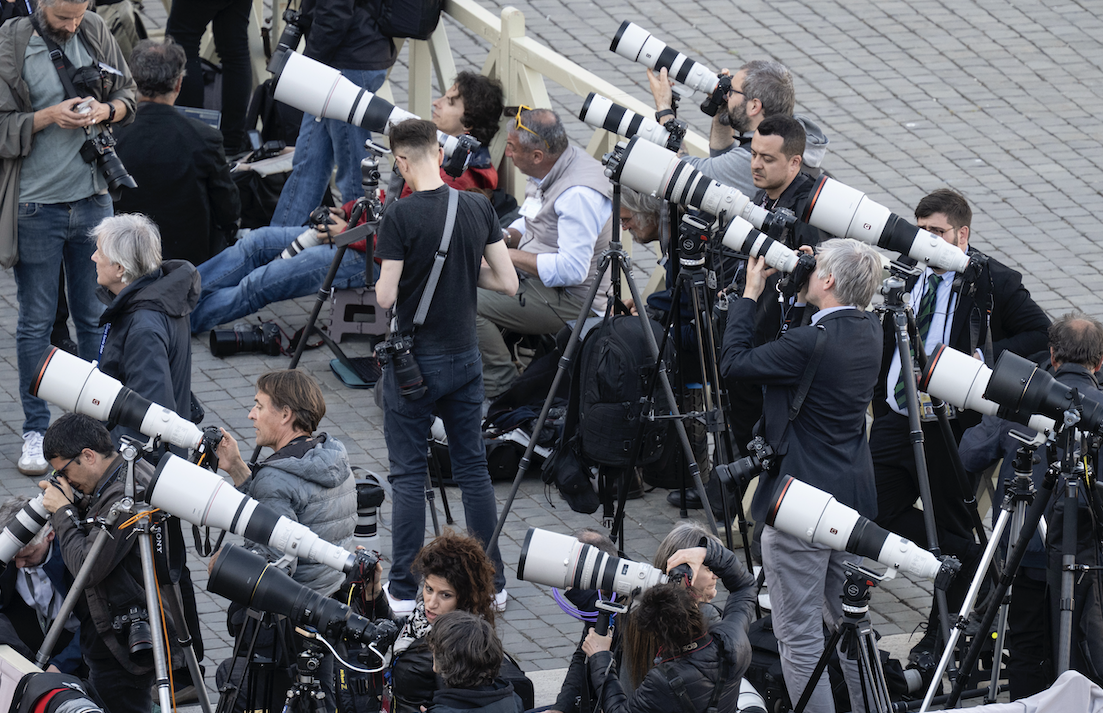 Journalistinnen und Journalisten fotografieren während Konklave